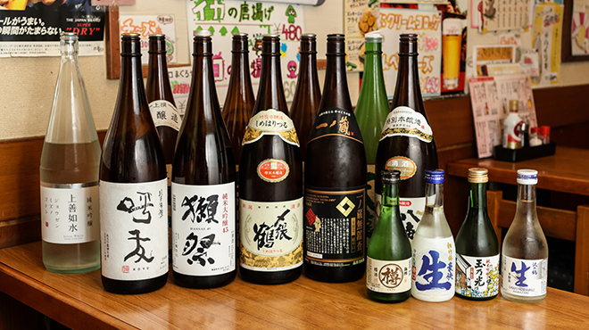 たぬき 店内に並ぶ日本酒の一升瓶