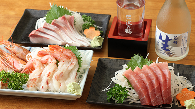 たぬき コースで味わえる刺身の盛り合わせと冷酒